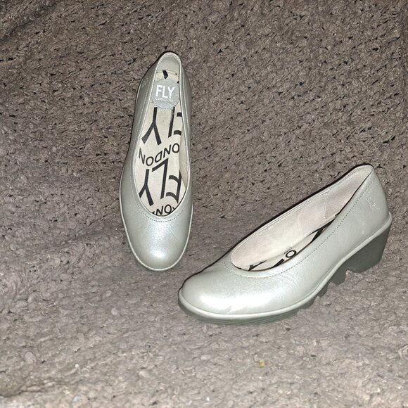 FLY LONDON-Metallic Silver Pearl-Leather-Low Wedge-Sz 38-Near Mint - Picture 1 of 9